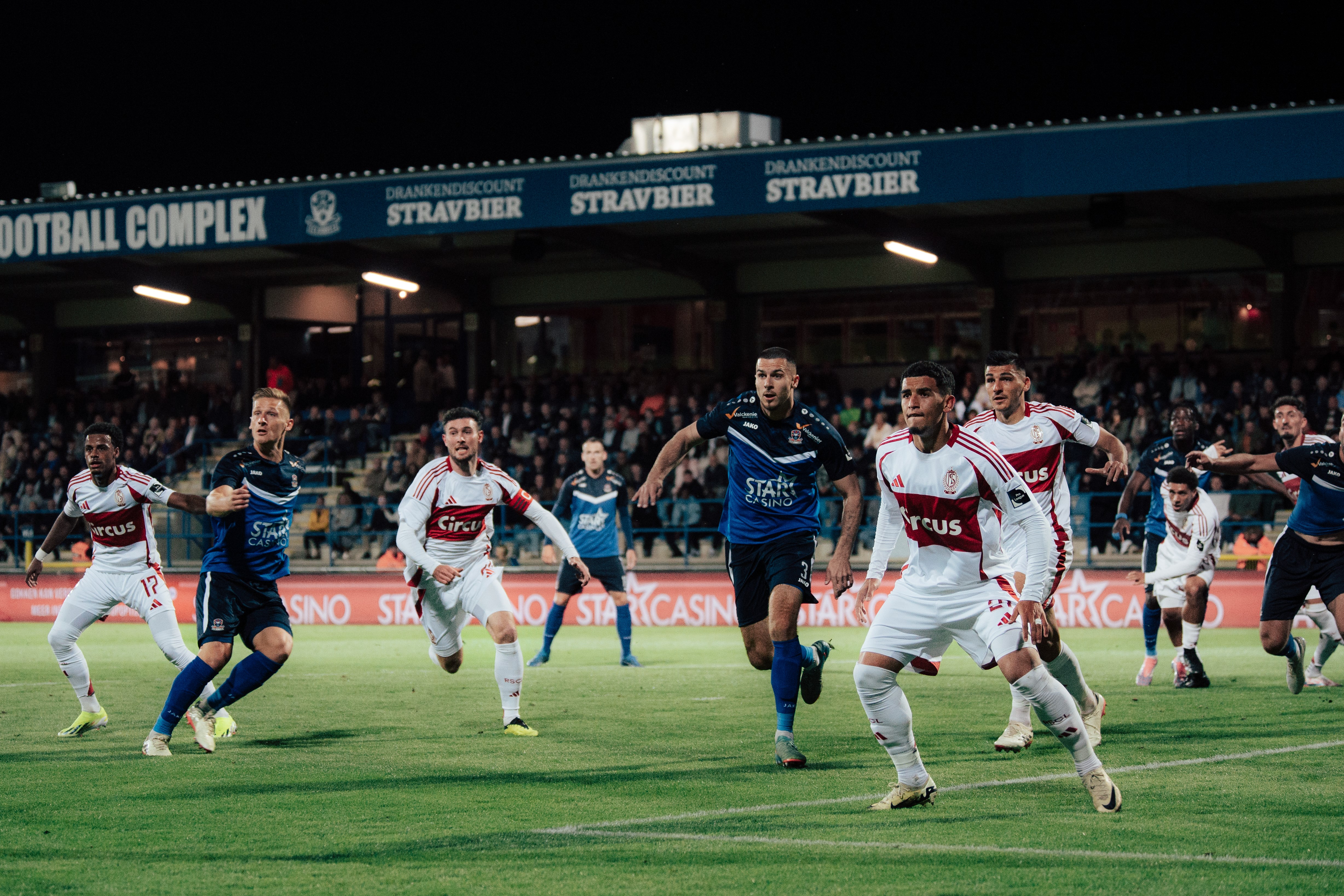 FC Dender - St. Luik, 0-2. Botsten op muur