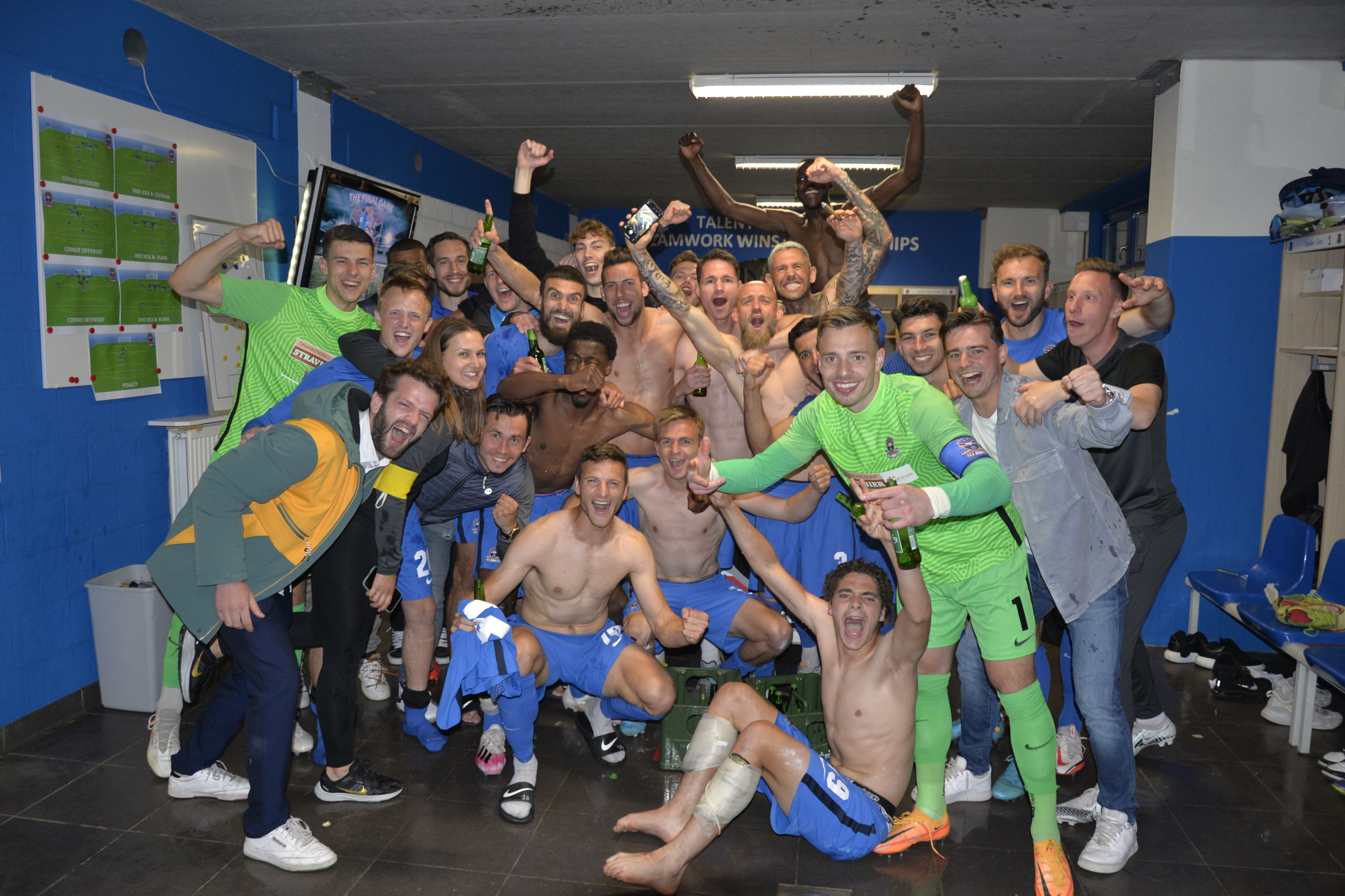 Fotoreportage FC Dender - Dessel Sport, 1-0 en de titelviering.