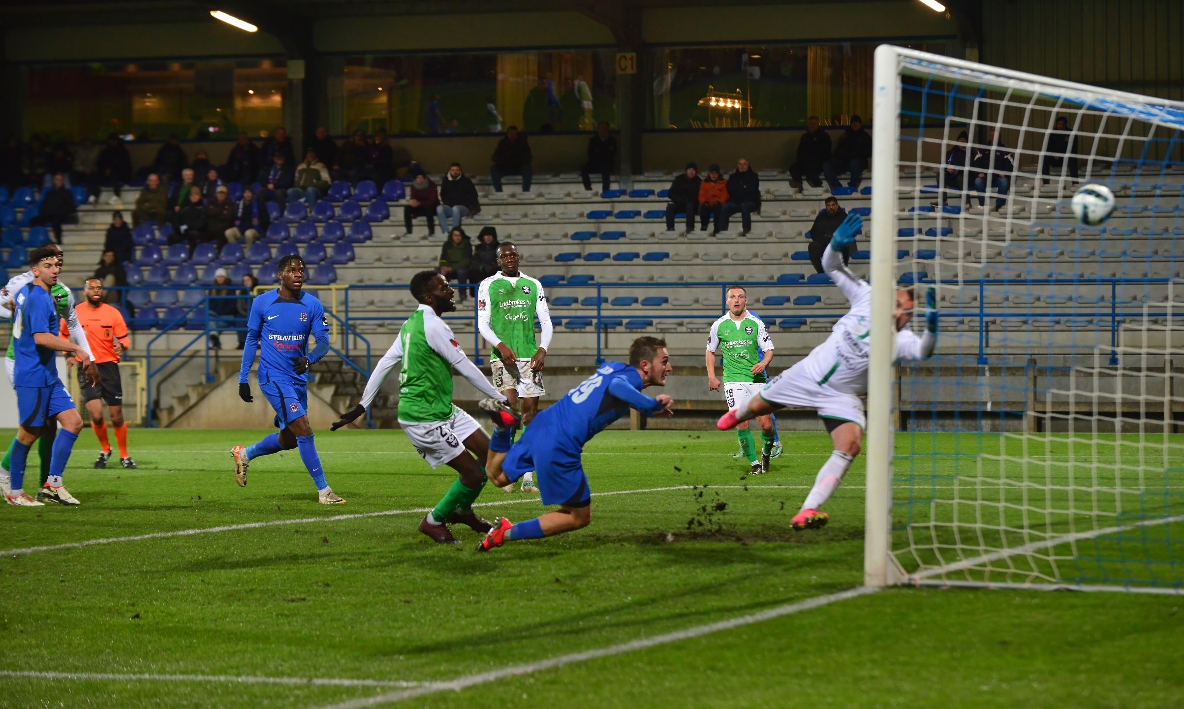 FC Dender - Fr. Borains, 2-0. FC rukt op naar de vierde plaats.