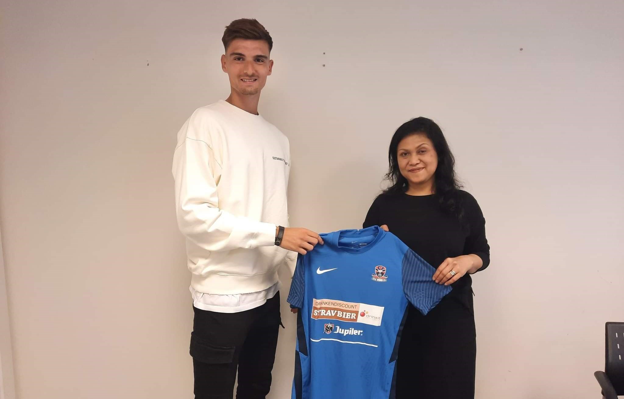 Nieuwe middenvelder voor FC Dender, Nathan Rôdes.