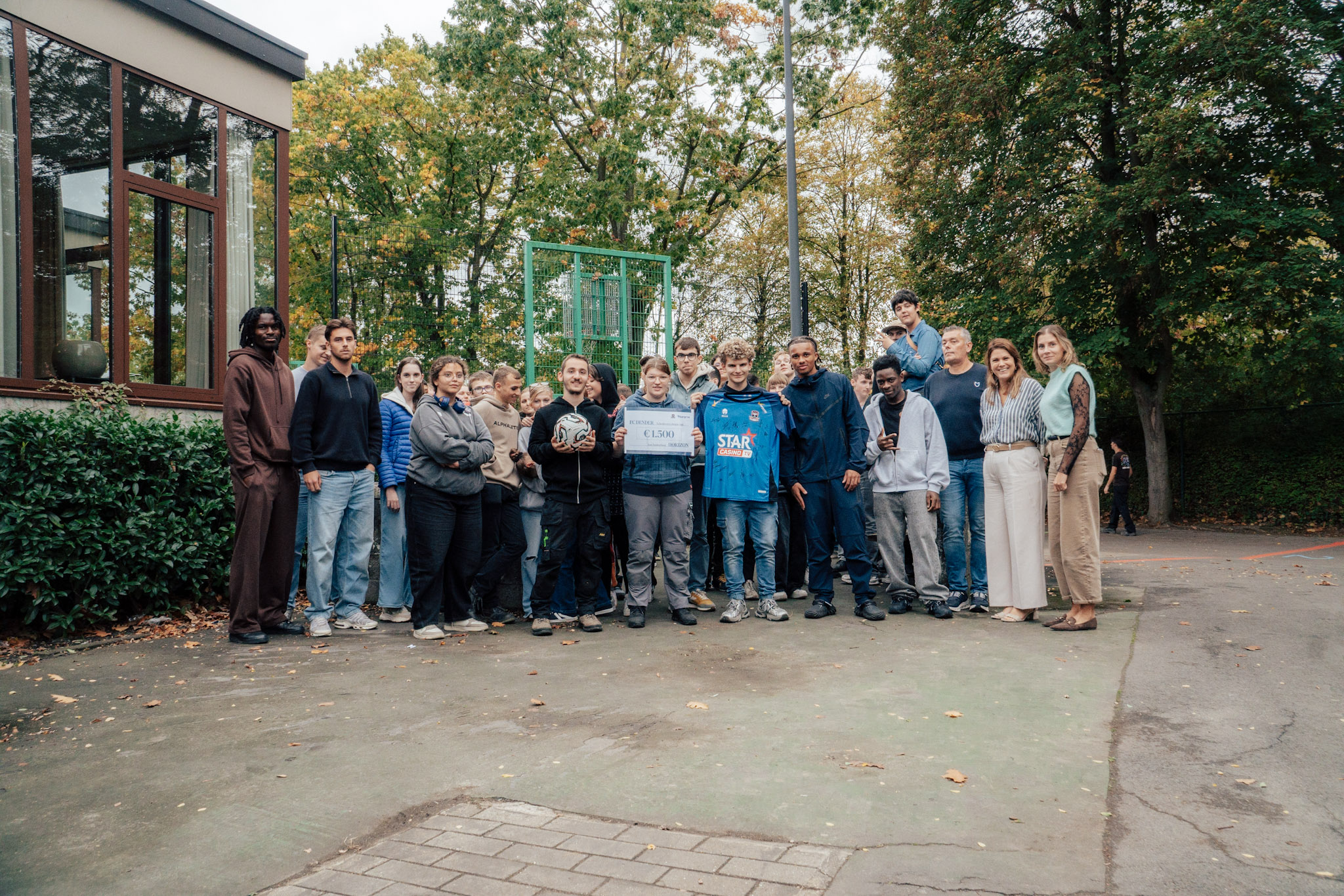 Cheque van €1.500 voor partnerschool De Horizon
