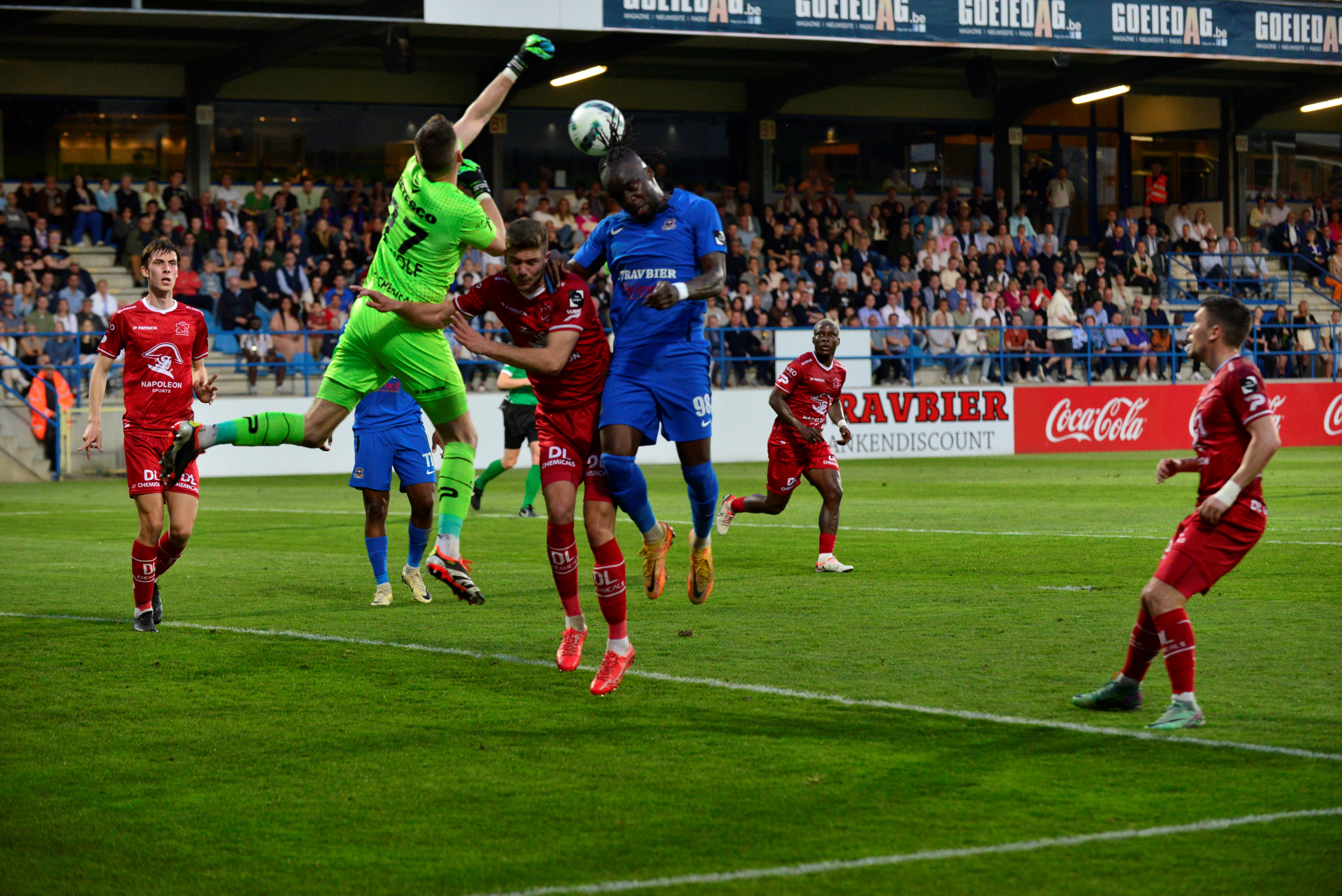 FC Dender - Zulte Waregem 1-4. Bezoekers straffen foutjes af