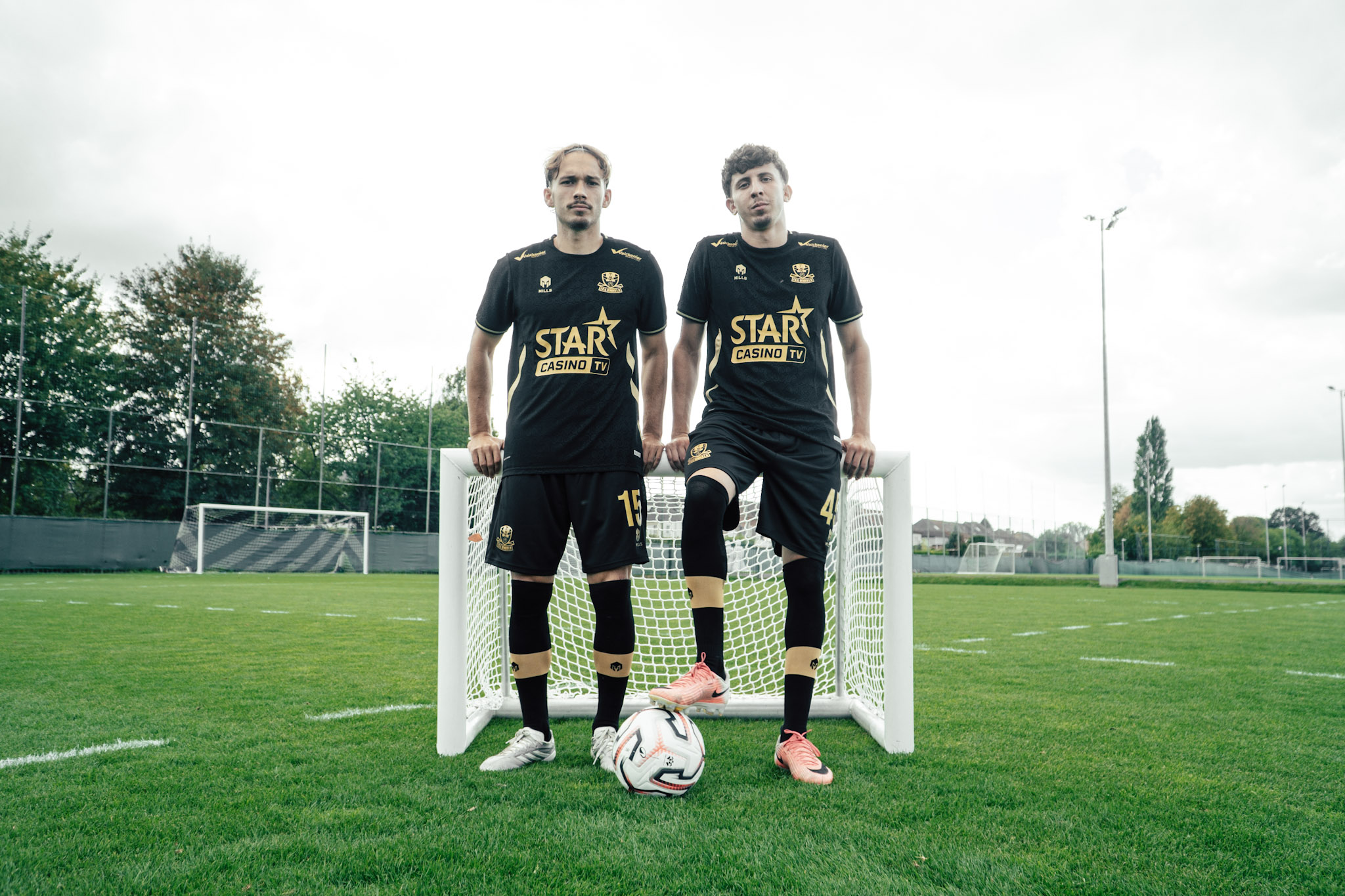 Zwart als de nacht. Goud als ambitie. Ontdek ons derde shirt!